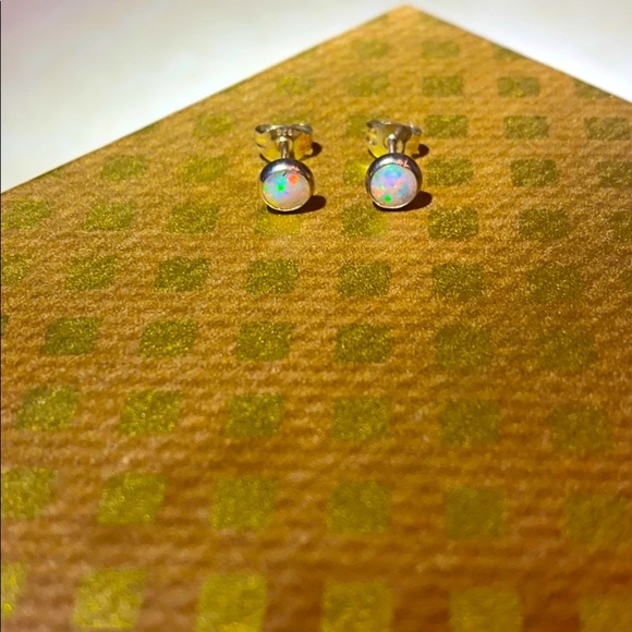 Super cute simulated opals in silver tone stud - Picture 1 of 3